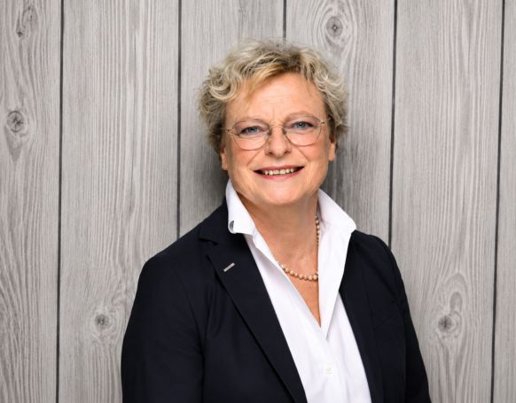Porträt von Ulrike Grigull-Kemper, Dozentin am BAUCampus-MV. Expertin für Führungskommunikation, Wirtschaftsmediation und systemische Organisationsentwicklung. Sie vermittelt praxisnah, wie Kritikgespräche, Feedback und klare Kommunikation in der Führung professionell gestaltet werden.