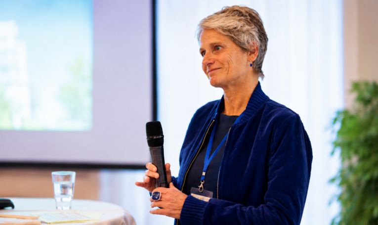 Renate Heusch-Lahl bei einer Moderation zum Thema Kommunikation. Mit langjähriger Erfahrung begleitet sie Teams und Unternehmen in den Bereichen Konfliktmanagement, Teamentwicklung und Unternehmenskultur.