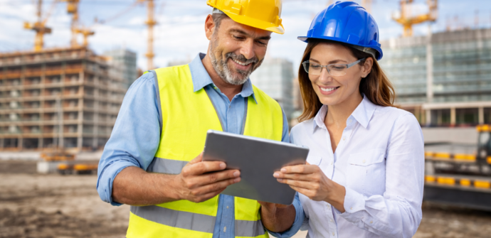 Personen auf der Baustelle am Tablet